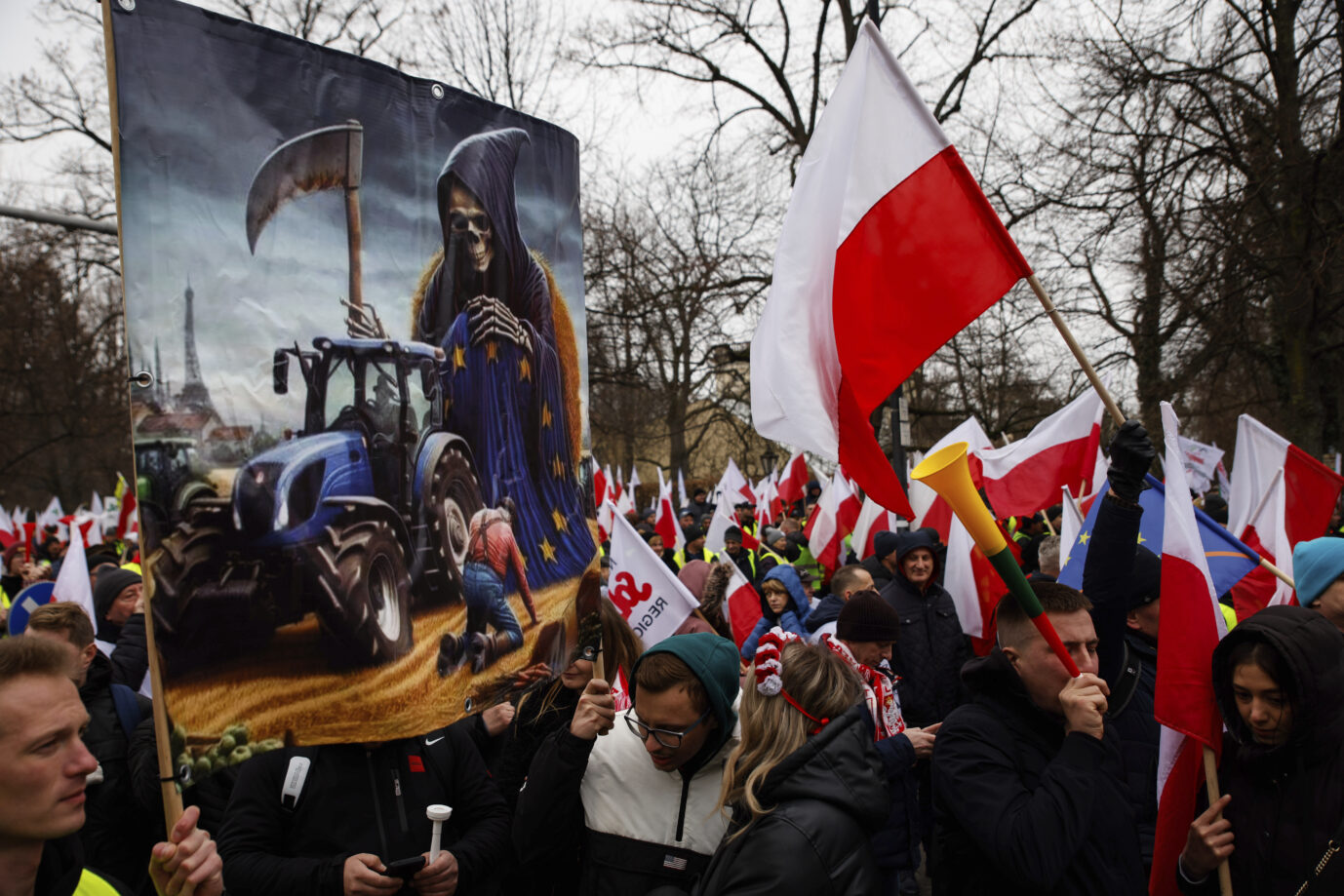 Polnische Landwirte, Bauern, Jäger und ihre Unterstützer protestieren am Mittwoch, 6. März 2024, in Warschau, Polen. Der Protest erhöht den Druck auf die Regierung, da sie die Schließung der polnisch-ukrainischen Grenze für Lebensmittelimporte und Änderungen der Klima- und Agrarpolitik der Europäischen Union fordern.