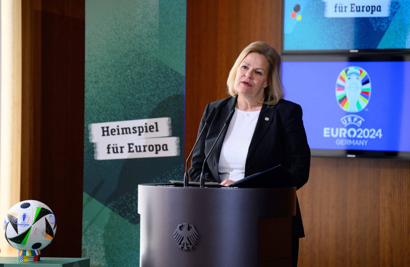 Bundesinnenministerin Nancy Faeser (SPD) will die Fußball-EM mit Projekten gegen Rassismus begleiten.