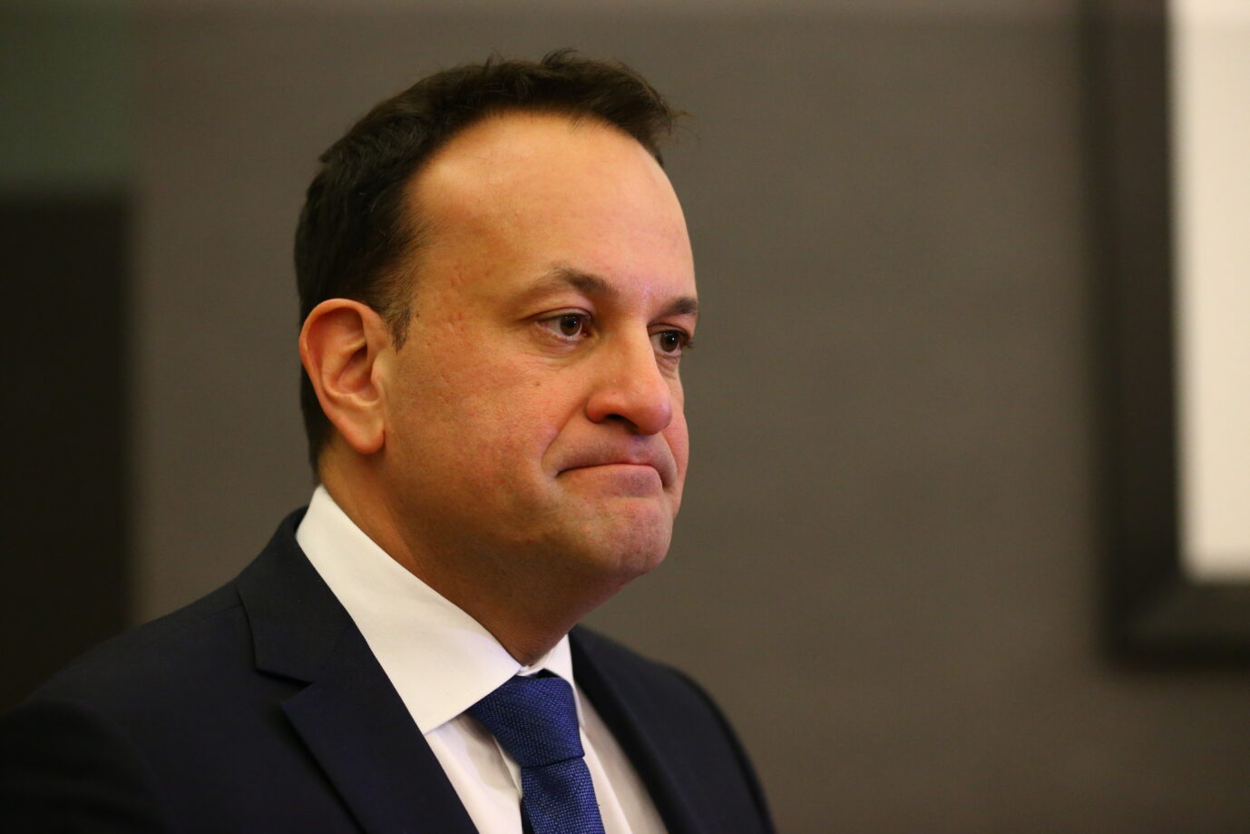 Irish constitution referenda. Taoiseach Leo Varadkar speaking to the media at Dublin Castle as counting for the twin referenda to change the Constitution on family and care continues. The family amendment proposes extending the meaning of family beyond one defined by marriage and to include those based on "durable" relationships. The care amendment proposes deleting references to a woman's roles and duties in the home, and replacing it with a new article that acknowledges family carers. Picture date: Saturday March 9, 2024. See PA story IRISH Family. Photo credit should read: Damien Storan/PA Wire URN:75573456 Verfassungsänderung gescheitert. Iren verpassen ihm eine herbe Niederlage.