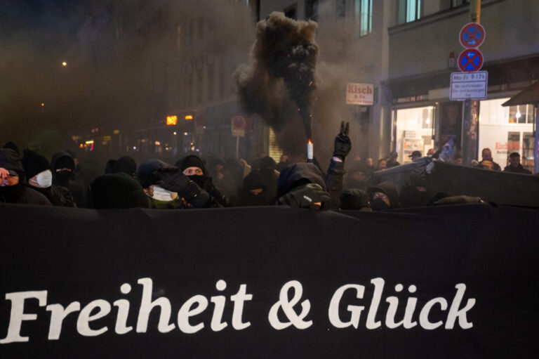 Eine Demonstration linker Gruppen unter dem Motto «Solidarität mit den Untergetauchten und Gefangenen» geht durch die Oranienstraße. Teilnehmer tragen dabei ein Transparent mit der Aufschrift «Freiheit und Glück". Es geht um die RAF