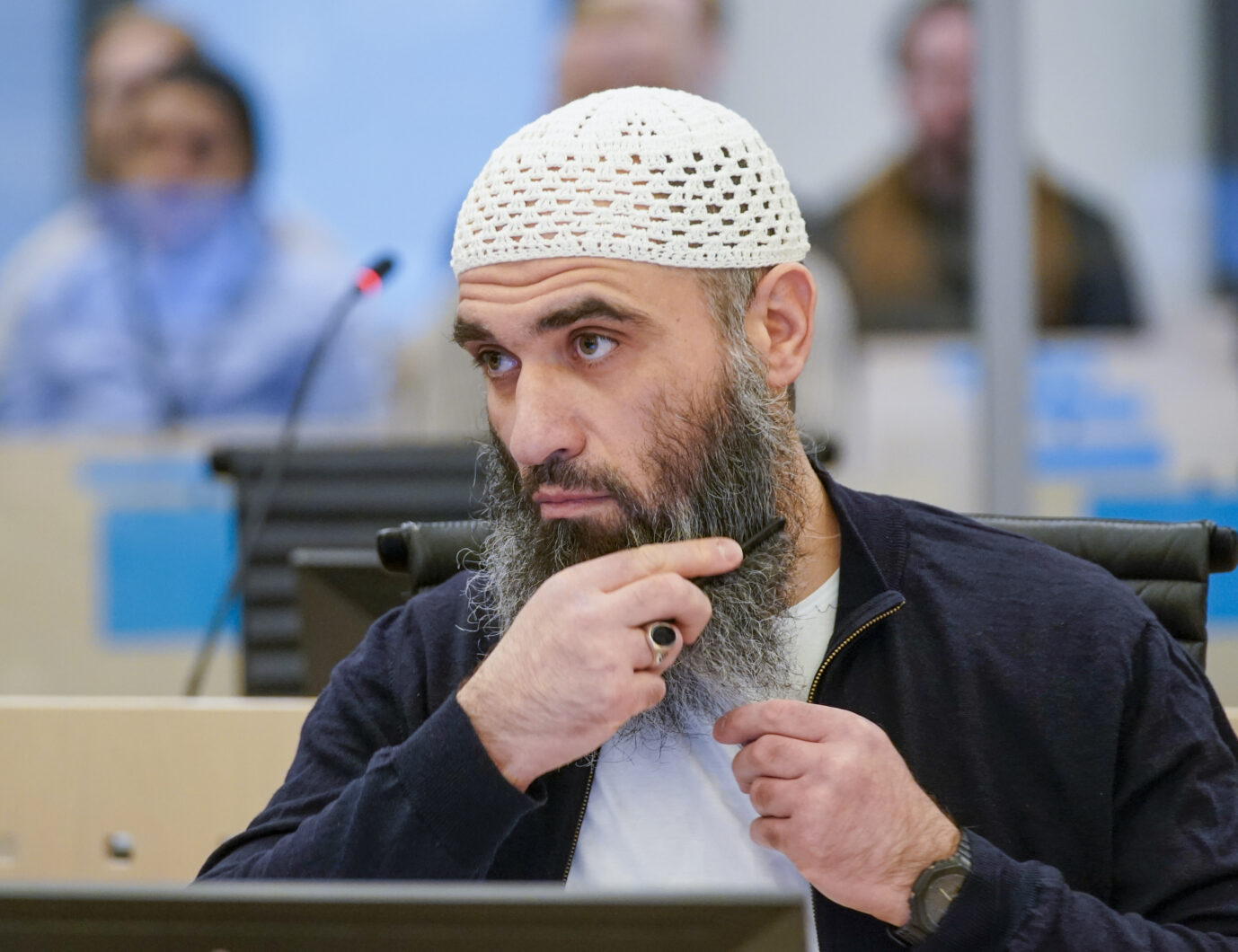 Der tatverdächtige Islamist Zaniar Matapour kämmt sich während der Gerichtsverhandlungen den Bart