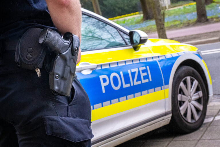 Gewalttat durch Afrikanerin am Hauptbahnhof Magdeburg: Ein Polizist im Einsatz (Symbolbild)