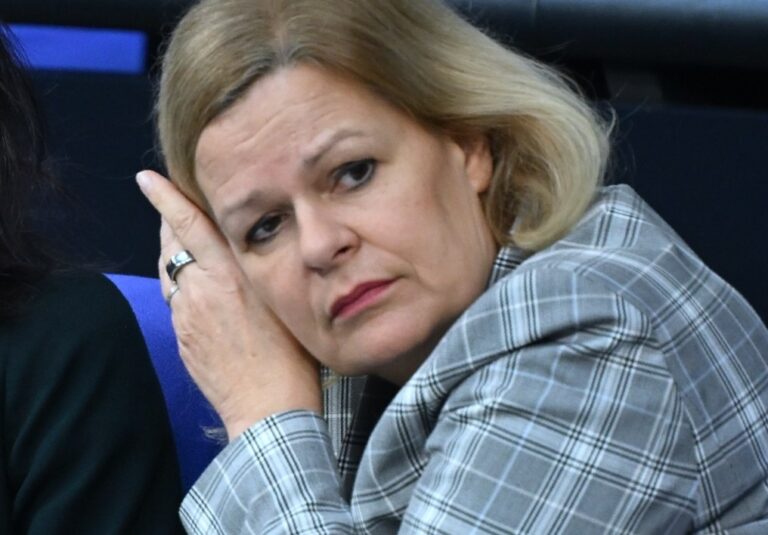 Gerät mit ihren Unterdrückungsphantasien mehr und mehr in die Kritik: Bundesinnenministerin Nancy Faeser (SPD)