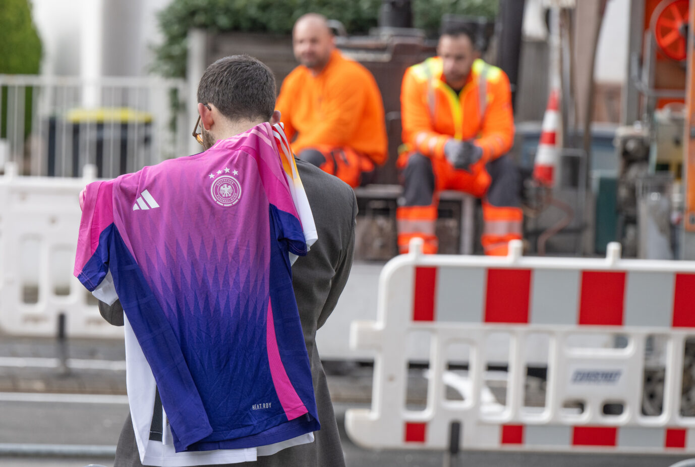 Ein Mann trägt das neue Deutsche Auslandstrikot vor der Zentrale des DFB
