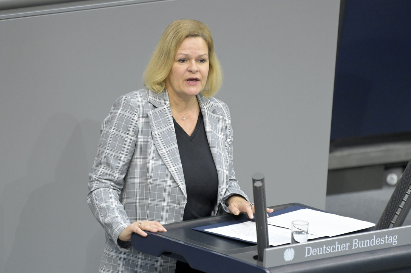 Bundesinnenministerin Nancy Faeser (SPD) im Bundestag: Grenzkontrollen bei der Fußball-EM im Sommer geplant.