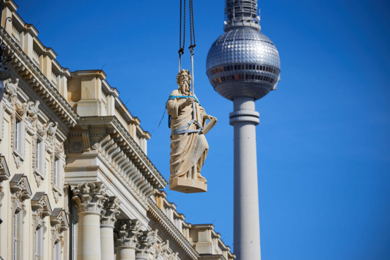 Die Figur des Propheten Jeremias wird auf die Kuppel des Berliner Stadtschlosses gehoben.