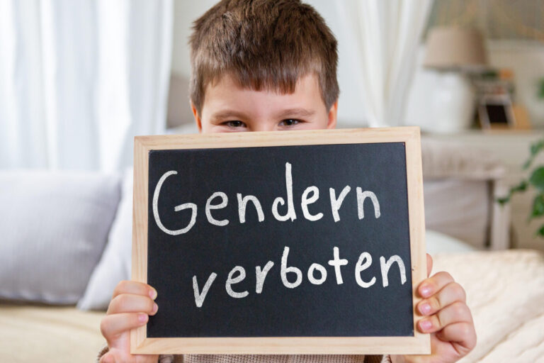 Wer in Hessen in der Abschlußprüfung an der Schule keinen Punktabzug will, sollte auf Gendersprache verzichten (Symbolbild).