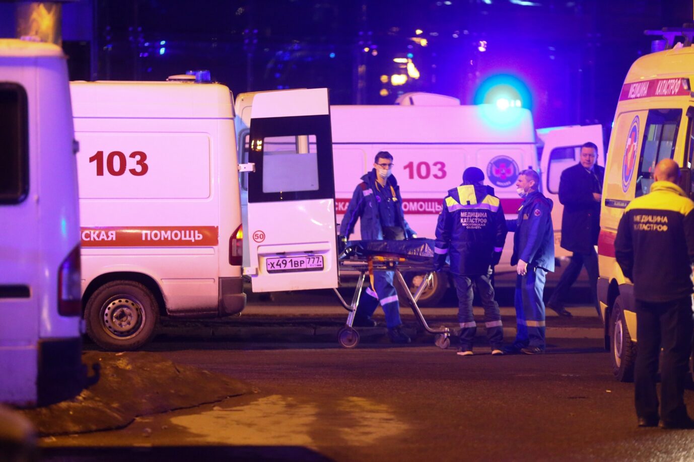 Sanitäter kümmern sich um die Opfer des Anschlags in einem Vorort von Moskau.