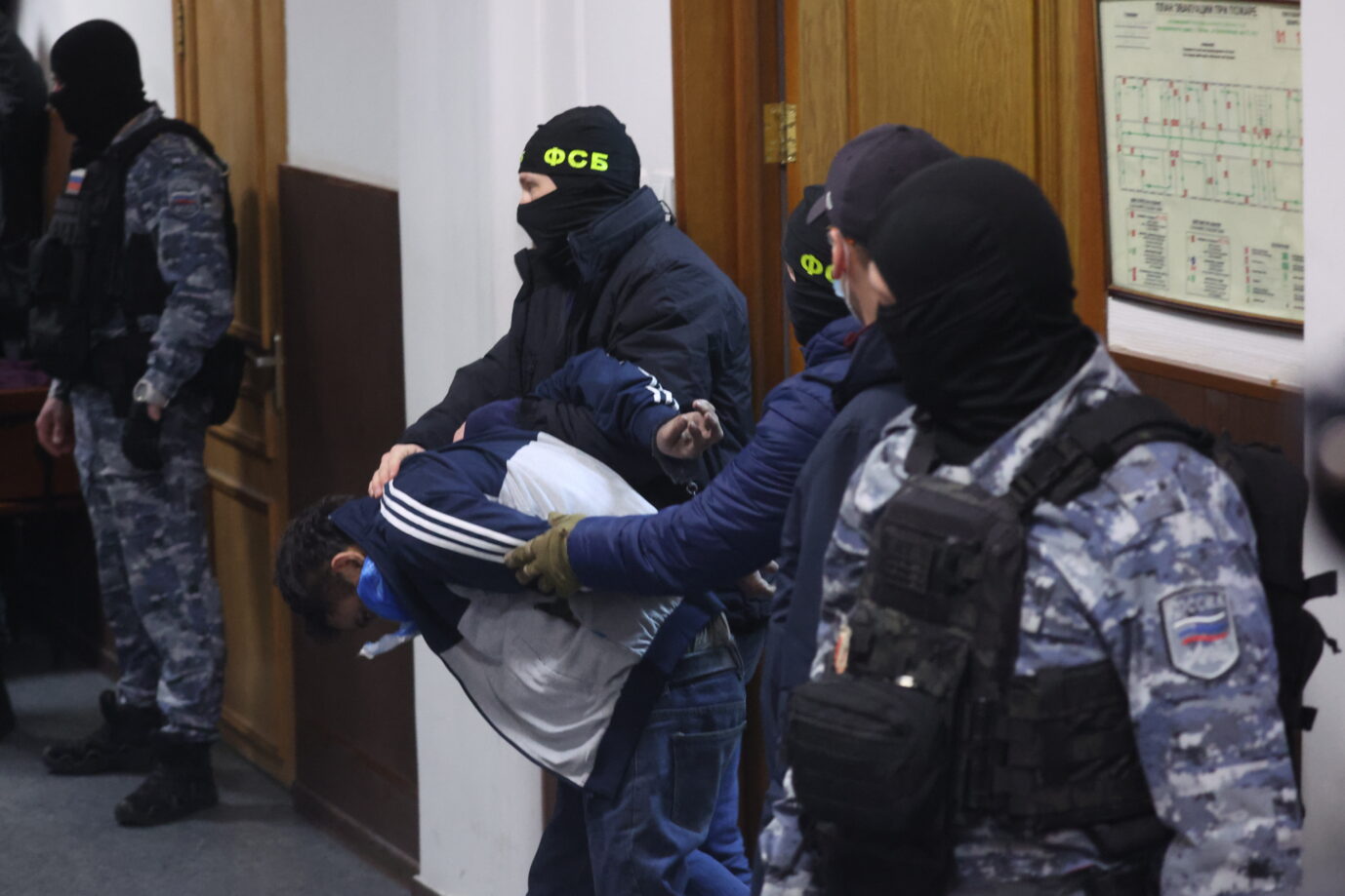 Nach dem Anschlag auf eine Konzerthalle in Moskau gestehen zwei Tatverdächtige ihre Schuld. Alle Angeklagten zeigen Folterverletzungen. Und: Rußland und die Ukraine greifen sich gegenseitig mit Marschflugkörpern an. Polizeibeamte eskortieren einen der vier Verdächtigen des Terroranschlags auf das Krokus-Rathaus vom 22. März zu einer Anhörung vor dem Bezirksgericht Basmanny. Polizeibeamte eskortieren einen der vier Verdächtigen des Terroranschlags zu einer Anhörung: Alle Angekagten haben Anzeichen von Folter Foto: picture alliance/dpa/TASS | Sergei Fadeichev