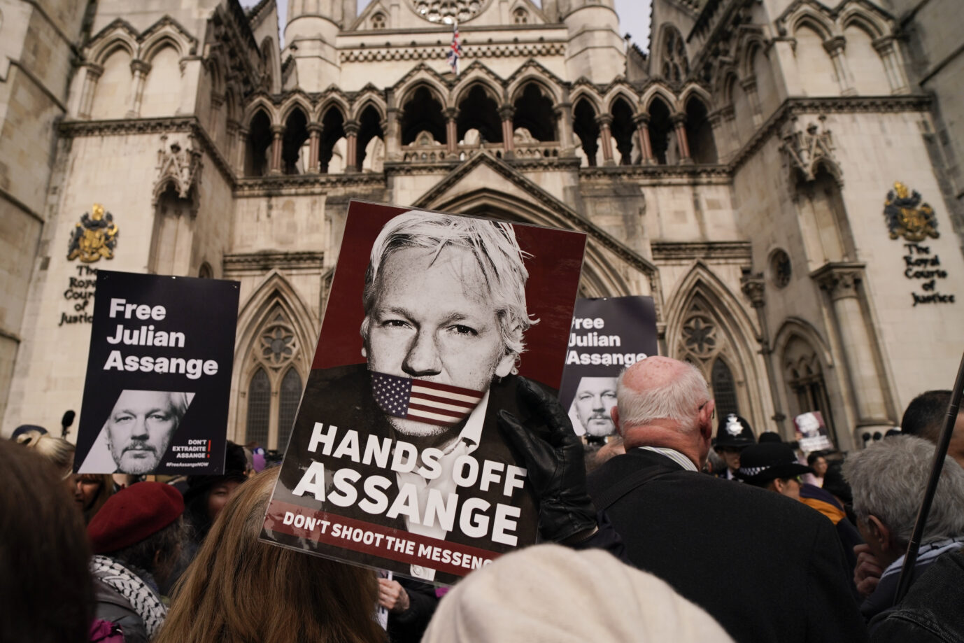 Demonstranten halten Plakate, nachdem Stella Assange, die Frau des Wikileaks-Gründers Julian Assange, eine Erklärung vor den Royal Courts of Justice in London abgegeben hat, Dienstag, 26. März 2024. Zwei Richter des Obersten Gerichtshofs sagten, sie würden Assange eine neue Berufung gewähren, wenn die US-Behörden keine weiteren Zusicherungen darüber geben, was mit ihm geschehen wird. Der Fall wurde auf den 20. Mai vertagt. Demonstranten halten Plakate des Wikileaks-Gründers Julian Assange vor dem Obersten Gerichtshof in London: Assange wird vorerst nicht ausgeliefert Foto: picture alliance / ASSOCIATED PRESS | Alberto Pezzali