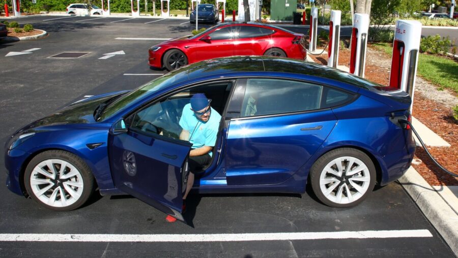 Problem E-Auto: Beim Tesla Model 3 stellen die Tüv-Prüfer die mit Abstand meisten Mängel aller Pkw fest.