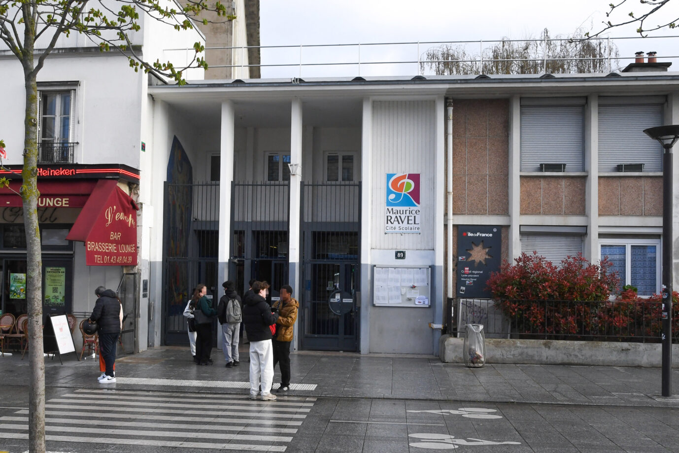 Un directeur d'école parisien démissionne après des menaces de mort