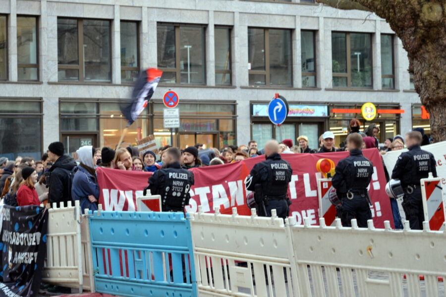 Linksradikale demonstrieren gegen CDU-Veranstaltung: Parteiführung bleibt bei AfD-Brandmauer.