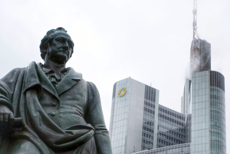 Das Goethe-Denkmal vor dem Frankfurter Bankenviertel und dem Commerzbank-Hochhaus. Foto: picture alliance / ZB | Soeren Stache