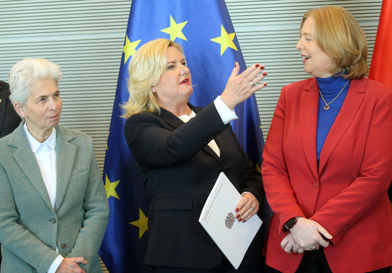 Auf dem Foto befindet sich die Verteidigungsausschuß-Vorsitzende im Bundestag, Marie-Agnes Strack Zimmermann von der FDP, mit ihren SPD-Kolleginen Eva Högl und Bärbel Bas. In Letzter Zeit gab es Streit um den Geheimnisverrat zum Thema Taurus. (Themenbild)