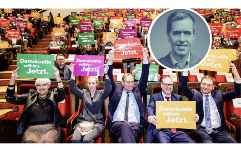 Bild von der Leipziger Buchmesse 2024 mit hochgehaltenen Schildern für Demokratie