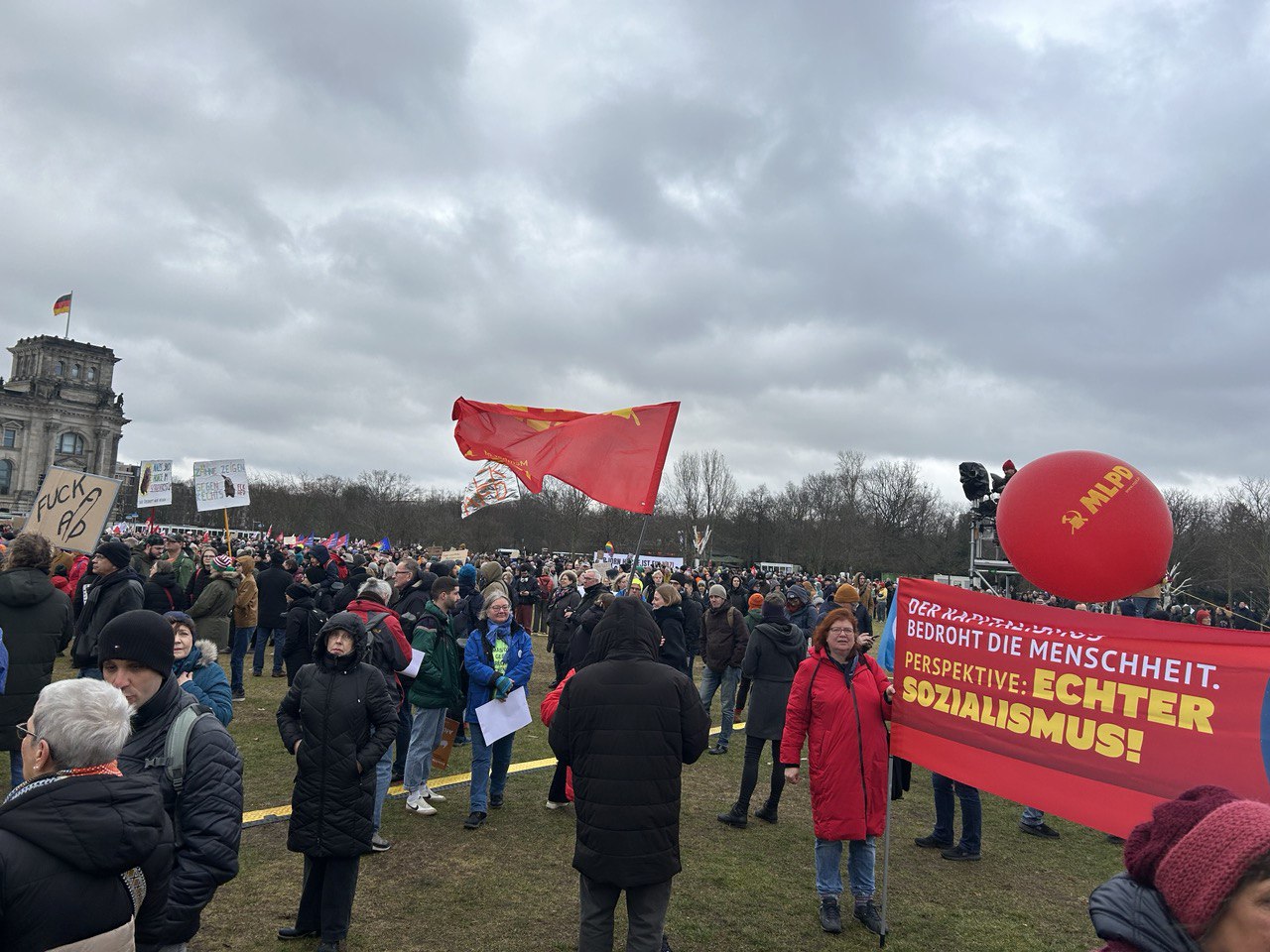 Sympathisanten der linksextremen MLPD demonstrieren auf einer anti-rechten Veranstaltung in Berlin