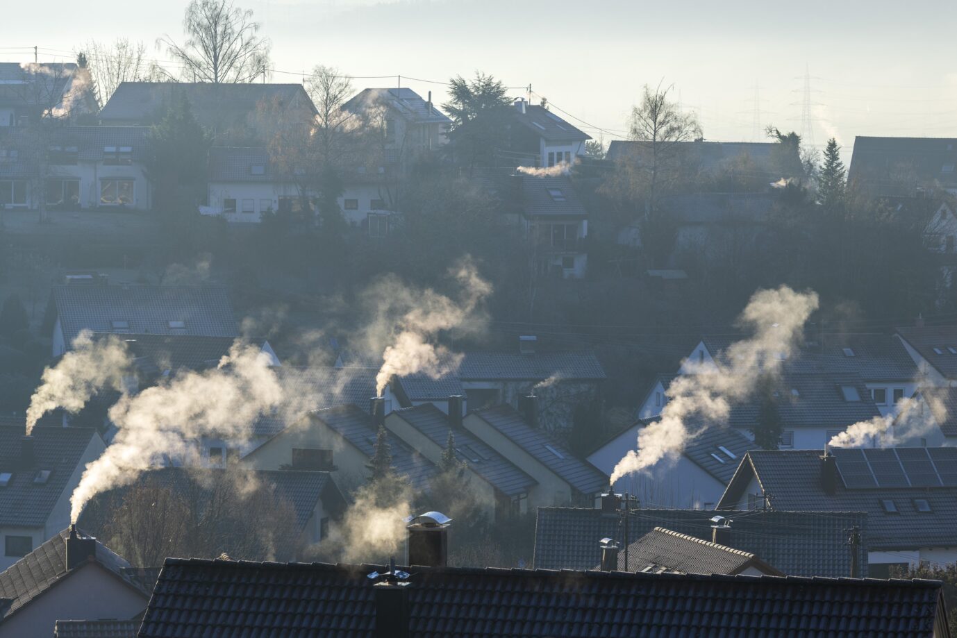 Auf dem Foto befinden sich rauchende Schornsteine auf Häusern in Baden-Württemberg. Geht es nach der neuen EU-Gebäuderichtlinie, sind diese bald Tabu. (Symbolbild)