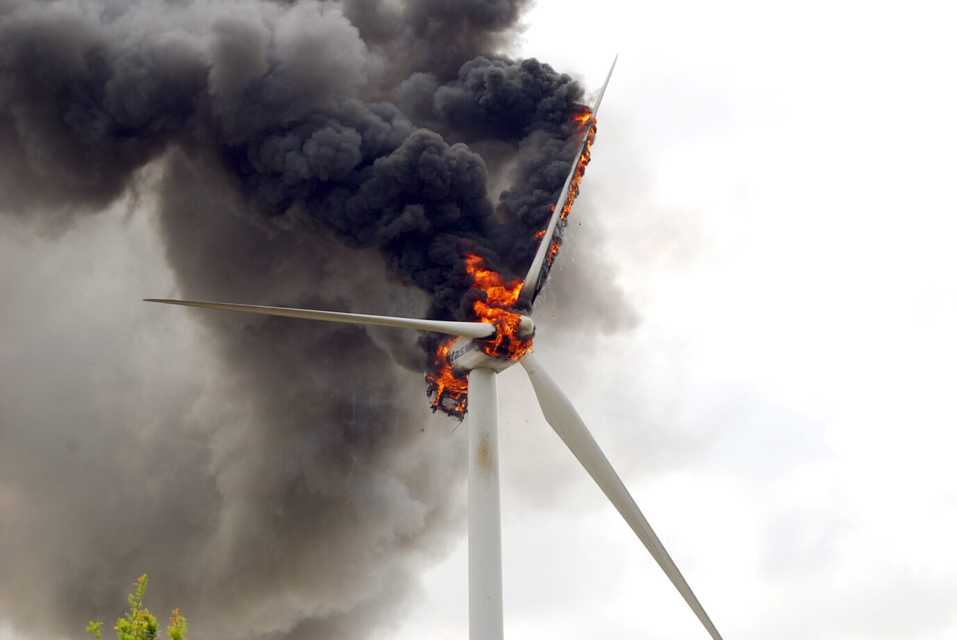 Auf dem Foto ist eine Windkraftanlage bei Buxtehude in Flammen. (Themenbild/Symbolbild)