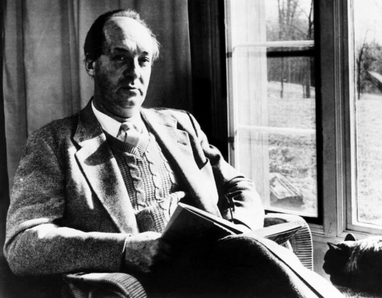 Der russische Schriftsteller Vladimir Nabokov liest ein Buch am Fenster, fotografiert etwa im Jahr 1964, schwarz-weiß