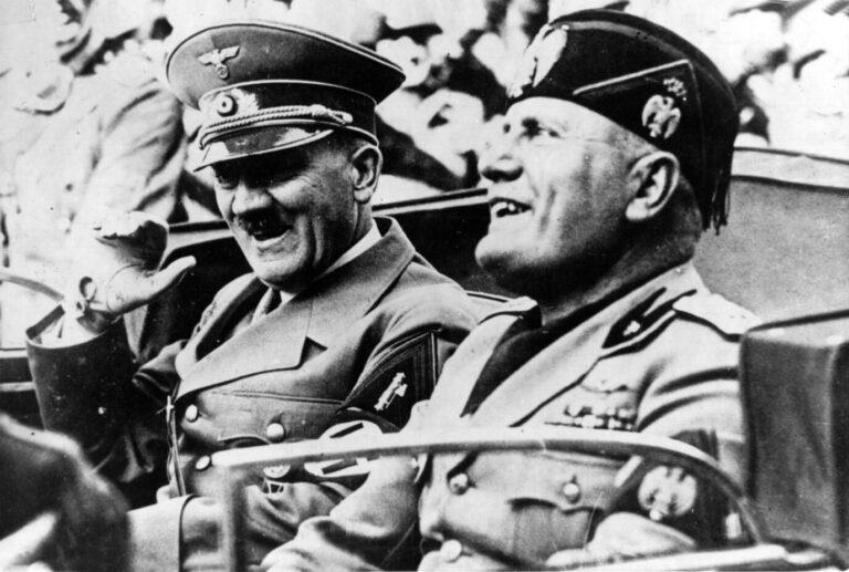 Die reale Außenpolitik des von Hitler (l.) regierten Deutschlands beispielsweise mit dem faschistischen Italien von Mussolini erschwerten Ideen einer Nationalistischen Internationale.