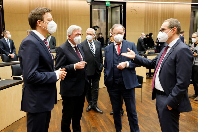 Die in Deutschland verantwortlichen für die Corona-Politik unter sich: Volker Bouffier (CDU) (2. v. l.) und Michael Müller (SPD) (r.) (Archivbild).