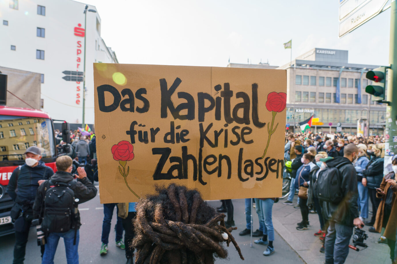 Linke Parolen zum Thema Kapital, zur Schau gestellt während einer 1. Mai-Demonstration in Berlin (Archivbild).