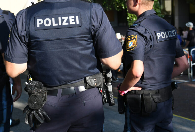 Zwei Großfamilien gingen am Dienstag im Münchner Amtsgericht aufeinander los. Eine Person wurde schwer verletzt.