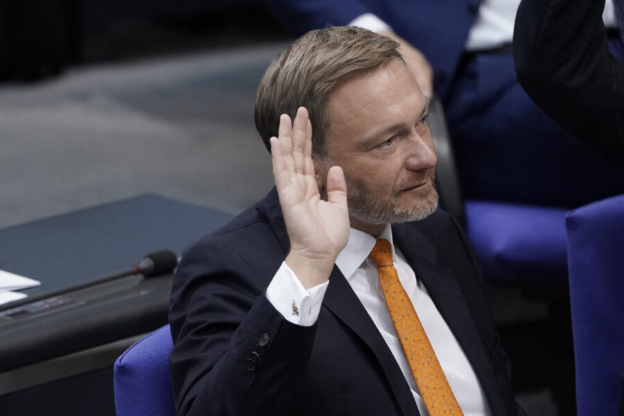 Bundesfinanzminister Christian Lindner bei einer Abstimmung im Bundestag. Stimmt er heute gegen seine „Wirtschaftswende“?