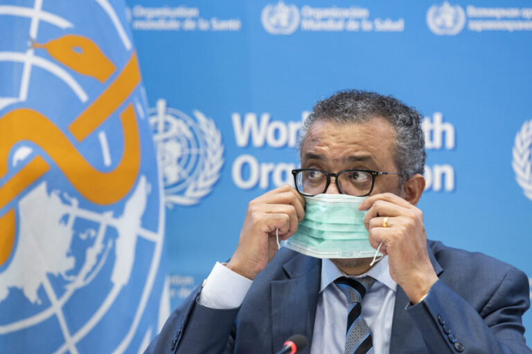 Auf dem Foto befindet sich der WHO-Generaldirektor Tedros Adhanom Ghebreyesus, der während einer Pressekonferenz eine Maske anzieht. (Themenbild/Symbolbild)