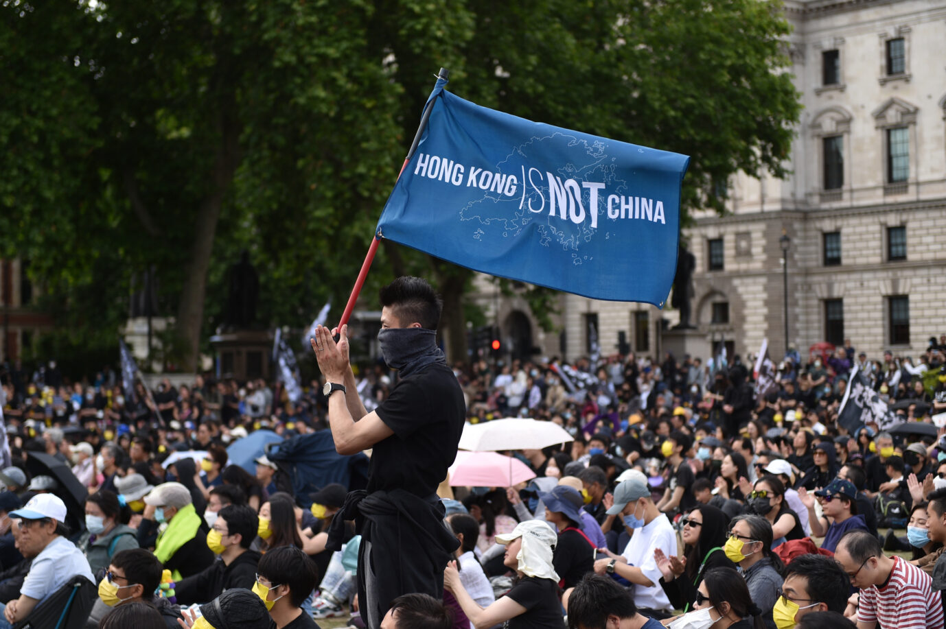 Auf dem Foto befindet sich eine Großdemonstration gegen die chinesische Hongkongpolitik in London. Auf einem großen blauen Transparent steht „Hongkong ist nicht China“. (Themenbild)