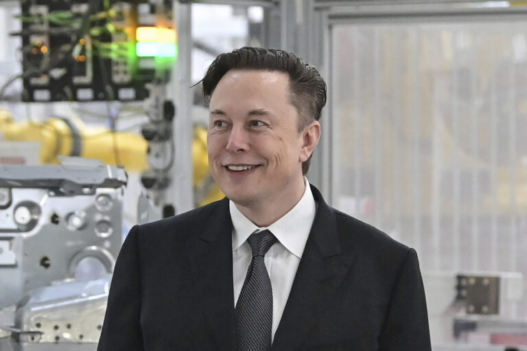 Der US-Autokonzern Tesla will weltweit Tausende Arbeitsplätze streichen. Auch der Standort Deutschland soll betroffen sein.