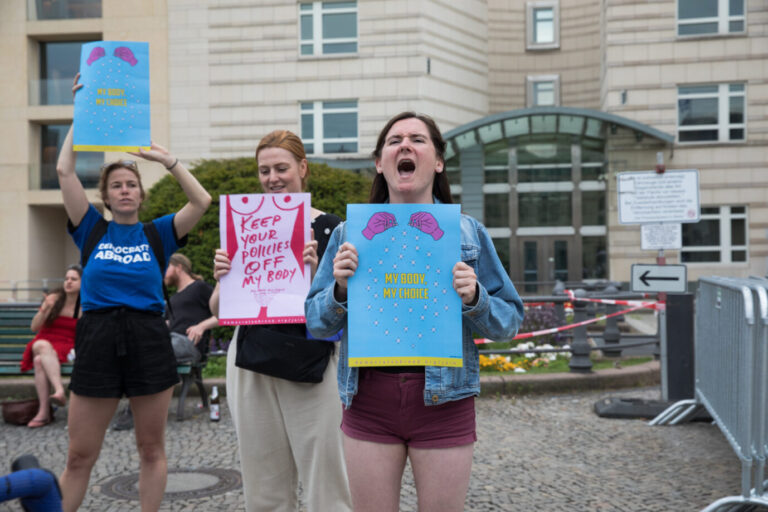 24. Juni 2022, Berlin, Deutschland: Demonstranten versammeln sich am 24. Juni 2022 vor der US-Botschaft in Berlin, nachdem das historische Urteil Roe v. Wade und die verfassungsmäßige Garantie der Abtreibungsrechte in den Vereinigten Staaten gekippt wurden. Die Demonstranten skandierten „Mein Körper, meine Entscheidung“. Frauen demonstrieren für die Entkriminalisierung von Abtreibungen in Berlin: Das EU-Parlament fordert dies ebenfalls Foto: picture alliance / ZUMAPRESS.com | Michael Kuenne