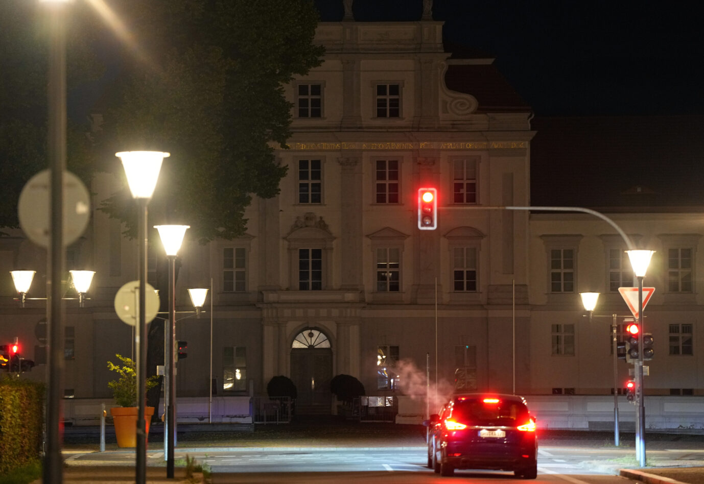 Das Oranienburger Hohenzollernschloß im dunkeln: Wegen Strommangel wurde die Beleuchtung bereits 2022 abgeschaltet.