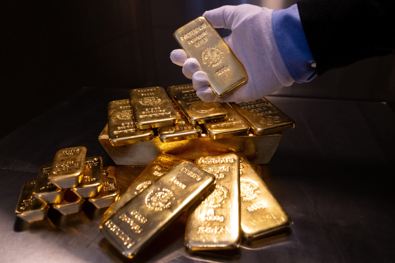 Goldbarren in unterschiedlicher Größe liegen beim Edelmetallhändler Pro Aurum in einem Tresor auf einem Tisch. Aktuell steigen die Goldpreise.