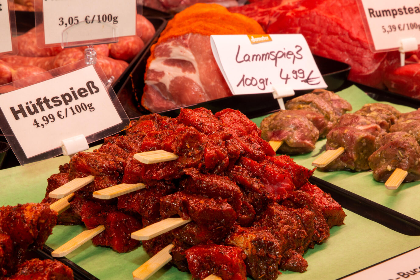 Das Bild zeigt die Fleischtheke einer Biometzgerei in der Pfalz. Ein Agrar-Interessensverband fordert nun eine Erhöhung der Mehrwertsteuer für Fleischprodukte.