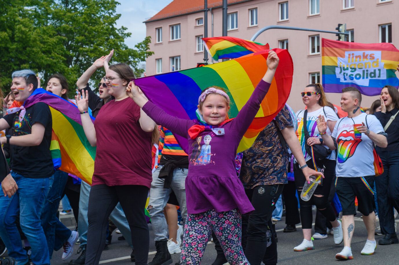 Ein Kind auf einer LGBTQ-Demonstration: Trans-Operationen bei Minderjährigen sollen vereinfacht werden.