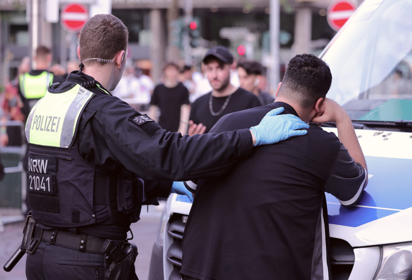 Polizisten durchsuchen die Taschen einer Person bei einer Polizeikontrolle. Die Polizei hat in mehreren Städten in Nordrhein-Westfalen kontrolliert und nach verbotenen Gegenständen wie Messern, scharfen Waffen oder Drogen gesucht. In Hamburg hält ein 18jähriger Afghane seit Jahren die Behörden auf Trab. INtensivtäter hat gut lachen