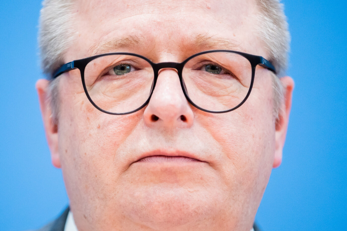 Big Brother is watching you: Verfassungsschutzpräsident Thomas Haldenwang (CDU). Foto: picture alliance/dpa | Christoph Soeder