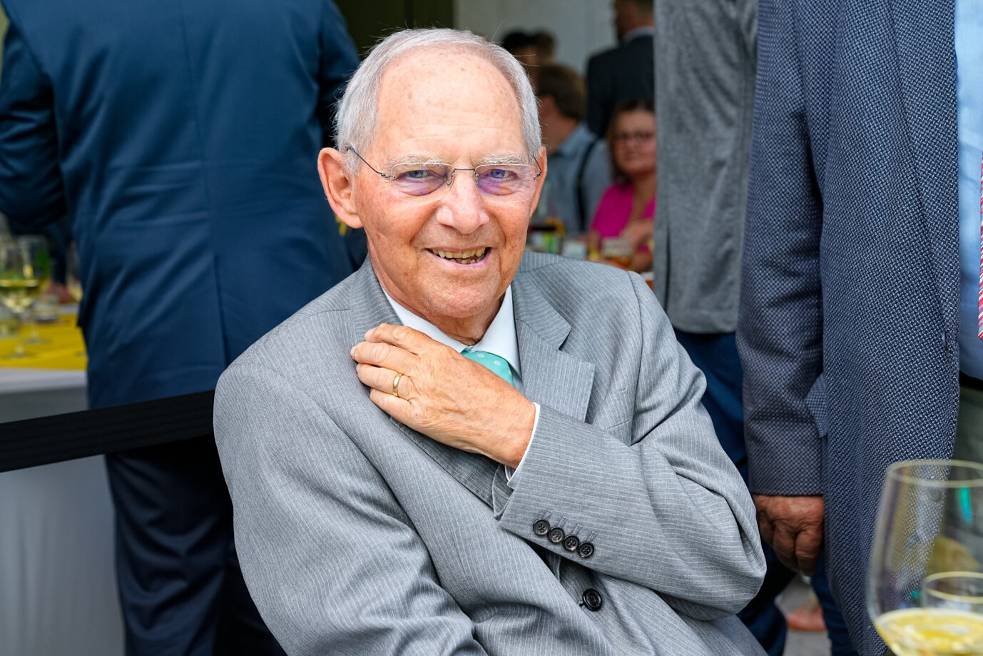Der verstorbene Finanzminister und Mitglied des CDU-Bundesvorstands, Wolfgang Schäuble, besucht im Juli 2023 das Sommerfest der Vertretung des Landes Baden-Würtemberg und lacht.