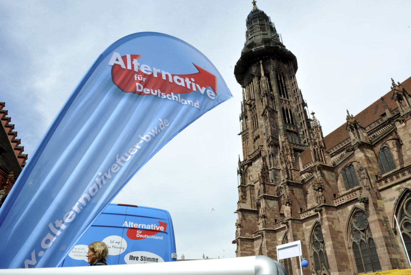 Auf dem Foto befindet sich ein Banner der AfD vor Freiburger Münster. (Themenbild/Symbolbild)