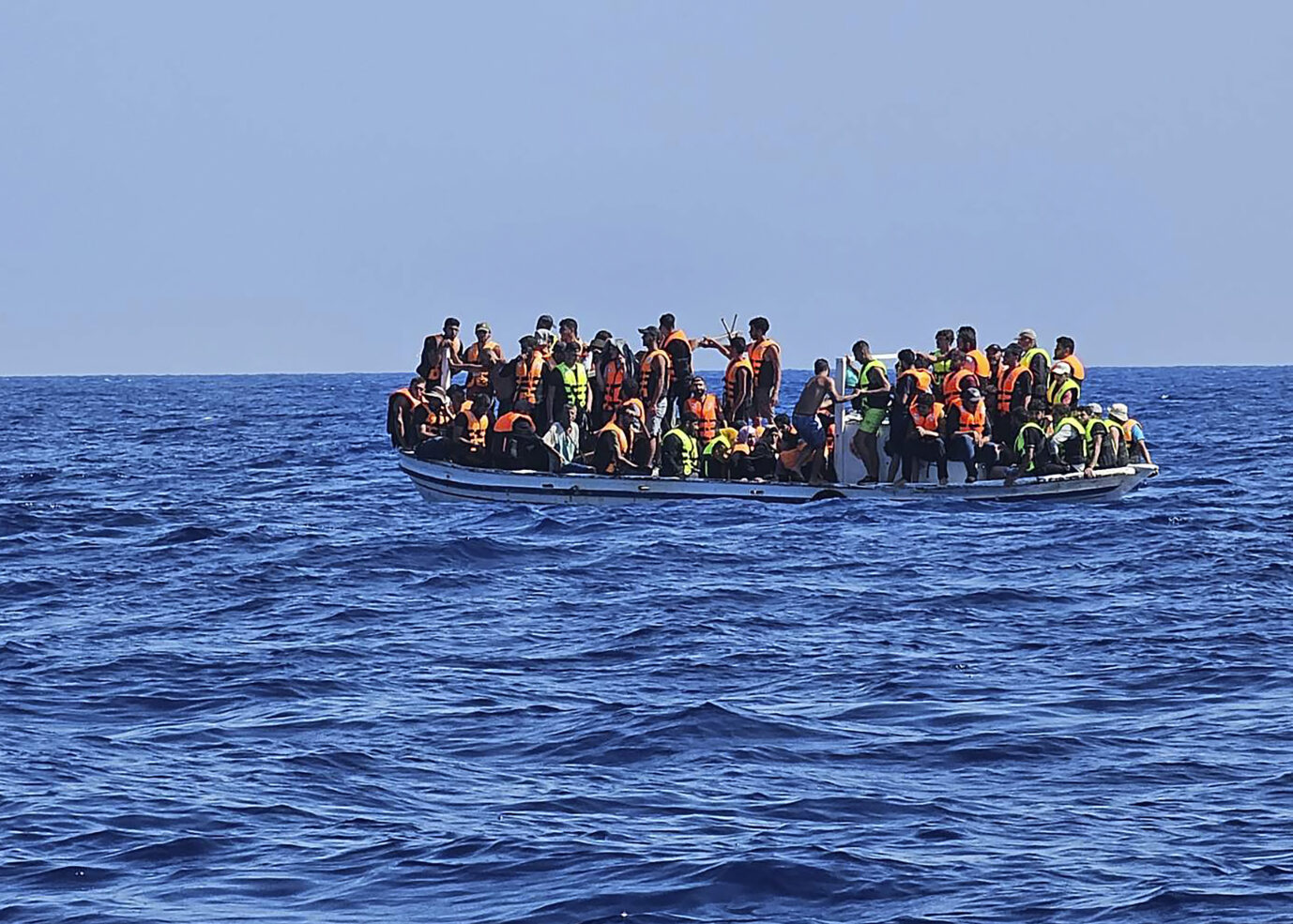 Bootsmigranten vor der zyprischen Küste im Jahr 2023 - 2024 wartet mit einem neuen Rekord in Sachen Flüchtlingszahlen auf Foto: picture alliance / ASSOCIATED PRESS | Uncredited