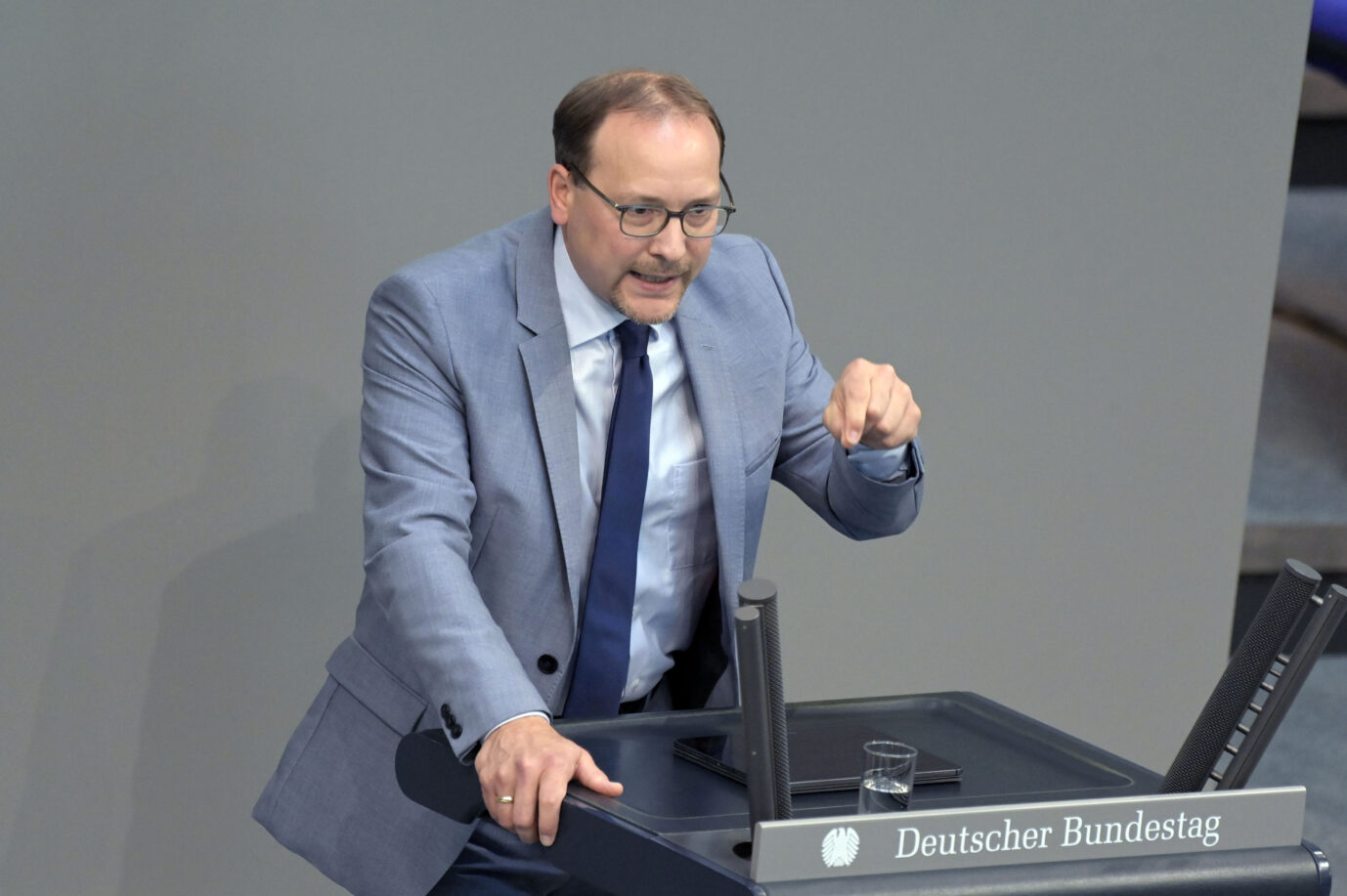 Der FDP-Haushaltsexperte Karsten Klan wirbt für den Plan zur Änderung des Renteneintrittsalters.