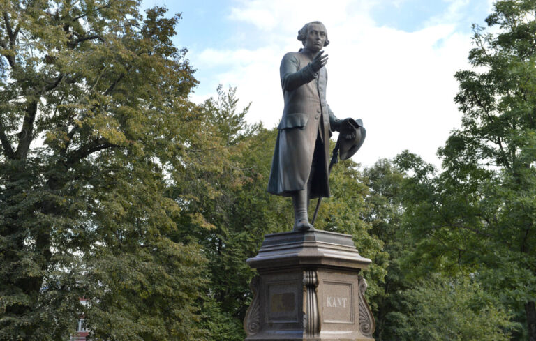 Auf dem Foto befindet sich das Denkmal für Immanuel Kant in Königsberg. (Themenbild)