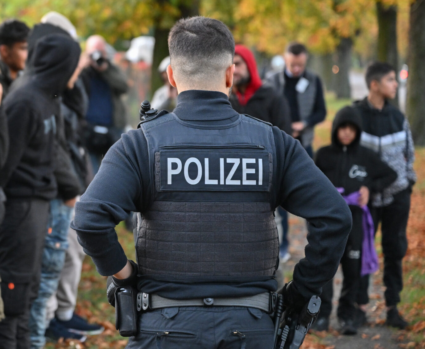 Unerlaubt eingereiste Migranten werden von einem Beamten der Bundespolizei nahe der deutsch-polnischen Grenze in Forst (Lausitz) bewacht. Die Kriminalität in Deutschland steigt.