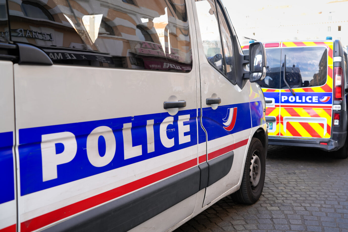 Fahrzeuge der französischen Polizei stehen in einer Straße. Am Dienstag wurde ein 14jähriges Mädchen in Montpellier von ihren Mitschülern ins Koma geprügelt.