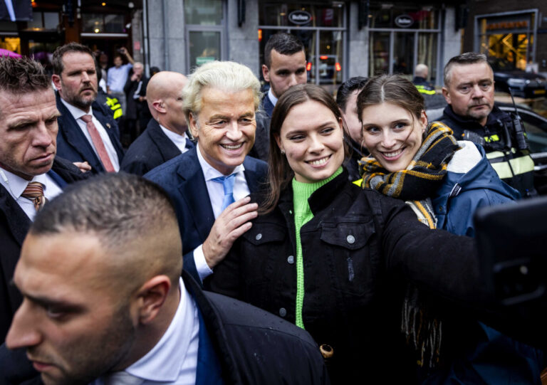 Auf dem Foto läßt sich Parteichef Geert Wilders zu Beginn des Wahlkampfs für die Wahlen zum Repräsentantenhaus der Partei für die Freiheit (PVV) mit der Öffentlichkeit fotografieren. (Themenbild)