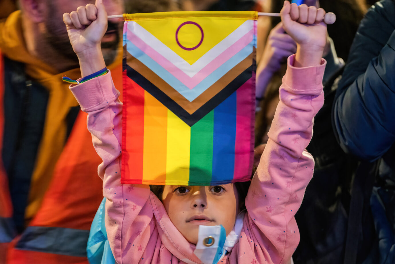 Kinder sind ein wichtiges Propaganda-Instrument der Trans-Aktivisten. Doch England will die Propaganda nun einschränken.