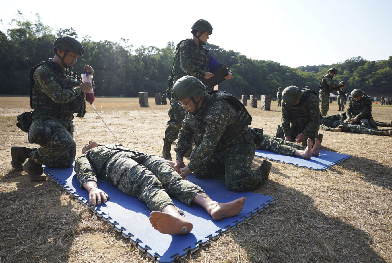 Taiwans Soldaten üben das Versorgen Verwundeter: Das kleine Land bereitet sich auf eine Invasion durch China vor.