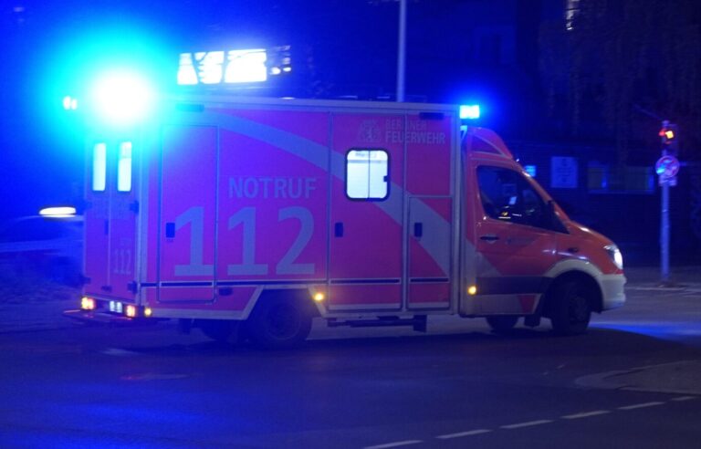 Messerstecher-Opfer hineingesetzt: Ein Rettungswagen im nächtlichen Berliner Einsatz.